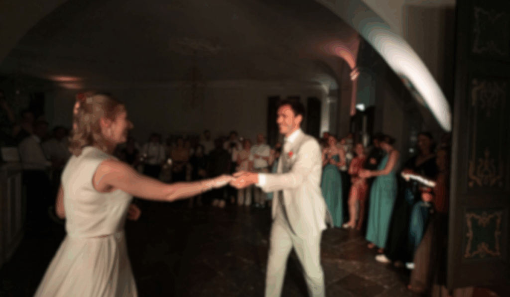 Brautpaar tanzt auf Hochzeitsparty mit DJ Sand and Sound Lübeck